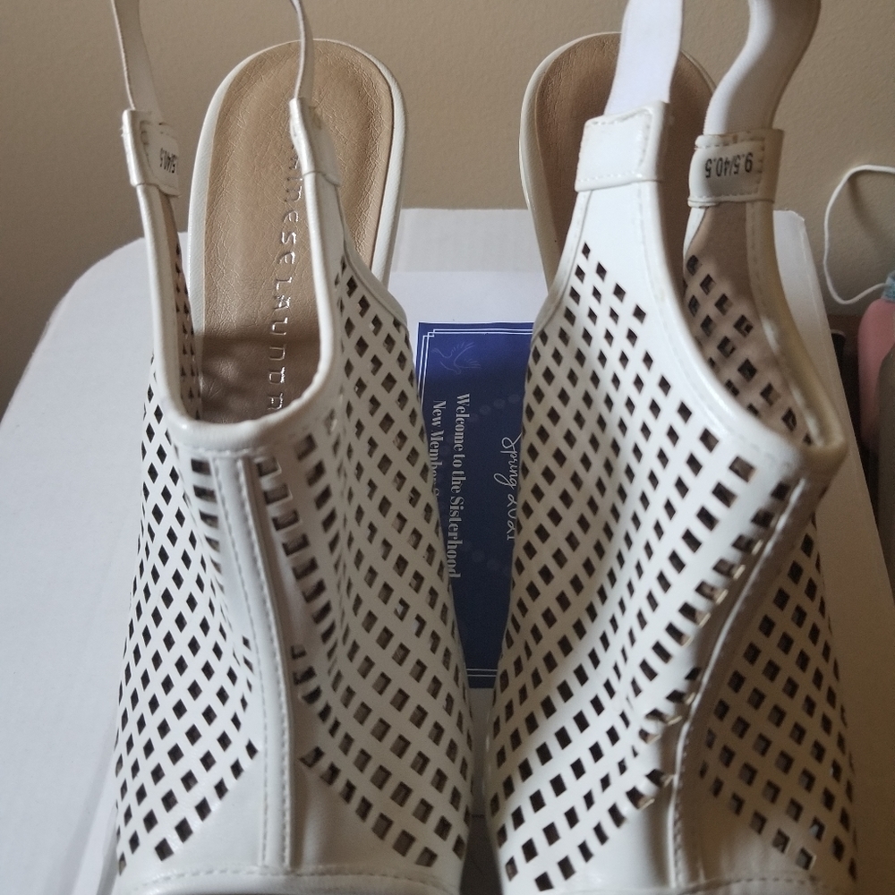 Chinese Laundry White Wedge Sandals - Picture 4 of 6